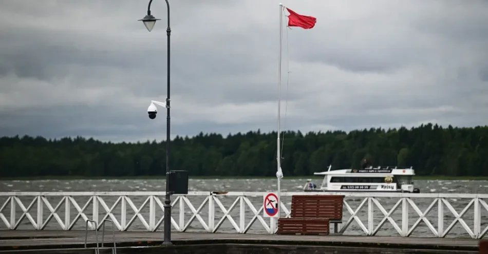 zdjęcie: Cały weekend będzie deszczowy, burzowy i wietrzny / Augustów, 22.08.2026. Czerwona flaga na plaży miejskiej przy Jeziorze Necko w Augustowie, 22 bm. IMGW wydał ostrzeżenia II stopnia przed silnym wiatrem dla kilku województw, m.in. podlaskiego. (jm) PAP/Michał Zieliński