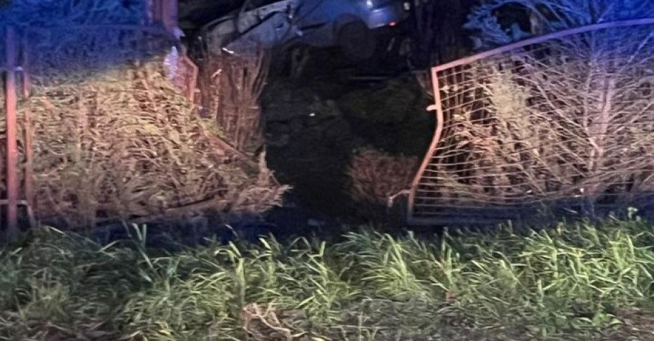 zdjęcie: Nietrzeźwy kierowca staranował ogrodzenia i uderzył w dom / fot. KMP Łomża