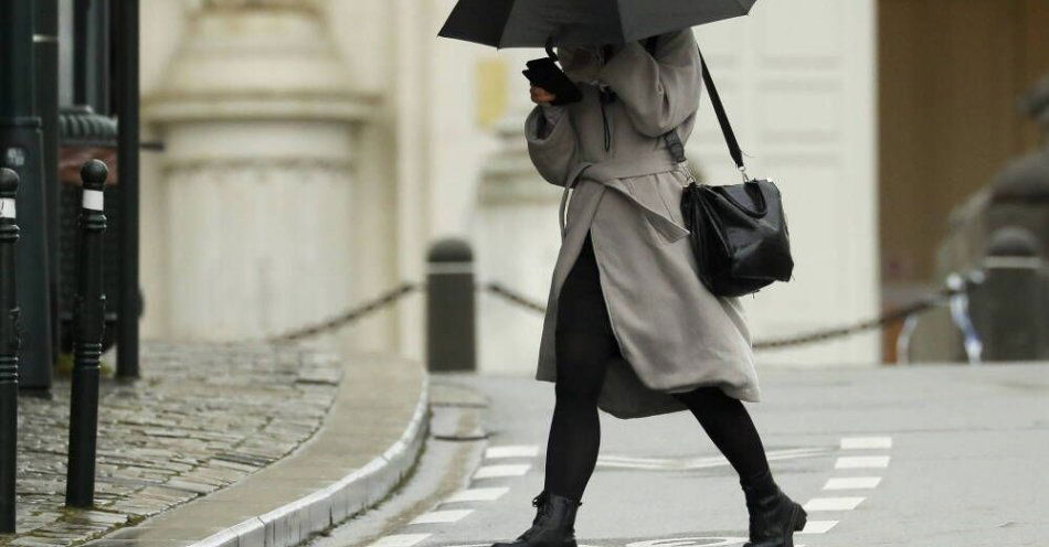 zdjęcie: Synoptyk IMGW: w weekend pochmurno, z opadami deszczu / epa09774100 Kobieta trzyma parasol, przechodząc przez ulicę w Brukseli, Belgia, 20 lutego 2022 r. Królewski Instytut Meteorologiczny Belgii (RMI) wydał ostrzeżenia dotyczące bardzo silnego wiatru, porywy do 125 km/h, które przetoczyły się po całej Belgii w nocy. EPA/JULIEN WARNAND Dostawca: PAP/EPA.