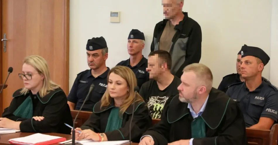 zdjęcie: Białystok: proces oskarżonych o przemyt dronami nielegalnych papierosów / Białystok, 21.08.2026. Adwokaci Katarzyna Szubzda-Sochoń (L), Adrian Sylwanowicz (2P) i Beata Fiedoruk (3L) oraz oskarżeni na sali rozpraw Sądu Okręgowego w Białymstoku, 21 bm. Rozpoczął się proces Polaka i dwóch obywateli Białorusi oskarżonych o udział w przemycie z tego kraju papierosów z użyciem dronów. Prokuratura rejonowa zarzuciła im, że wzięli udział w nielegalnym sprowadzeniu do Polski - za pomocą bezzałogowego statku powietrznego - 4,6 tys. paczek białoruskich papierosów bez polskich zn