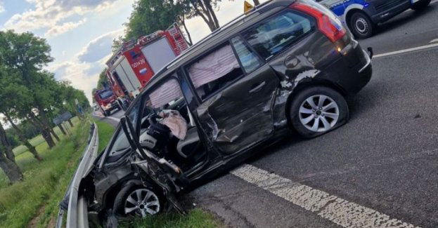Czołowe zderzenie dwóch osobówek