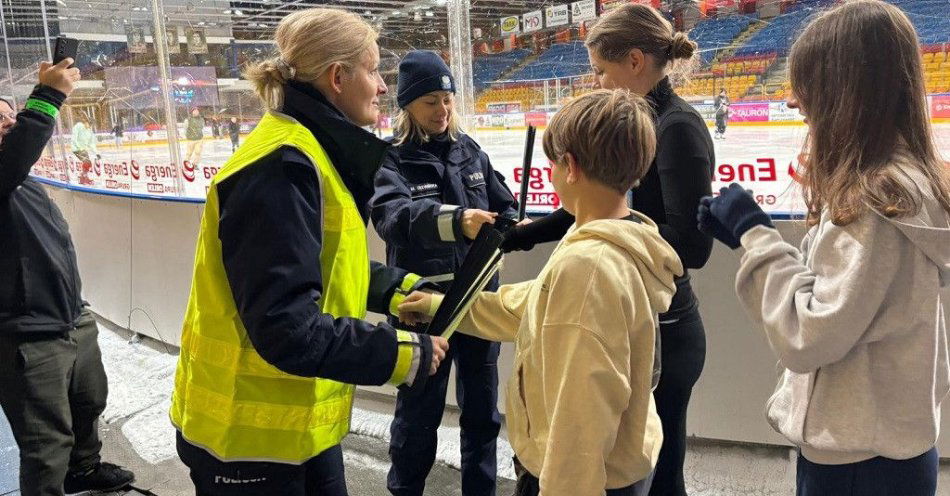 zdjęcie: Na lodowisku Tor-Tor policjantki promowały odblaski / fot. KMP w Toruniu