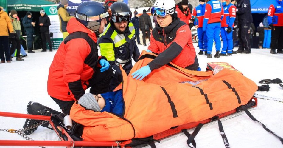 zdjęcie: Policja zainaugurowała ogólnopolską akcję „Kręci mnie bezpieczeństwo w zimie” / Istebna, 09.01.2026. Pokaz ratownictwa górskiego podczas spotkania inaugurującego ogólnopolską akcję pt. 