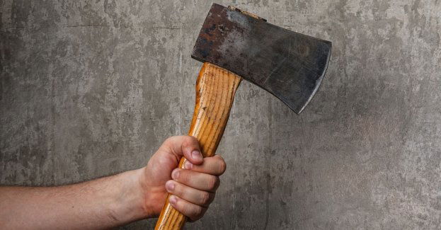 Rzucił się z siekierą na policjantów; padł strzał ostrzegawczy