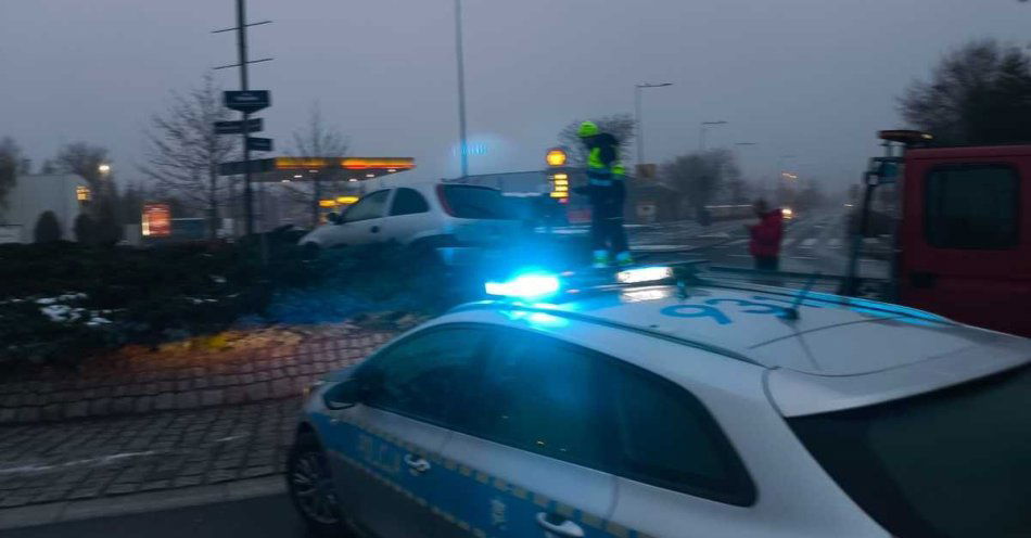 zdjęcie: Nastolatek bez prawa jazdy uderzył w nasyp ronda / fot. KPP Wągrowiec