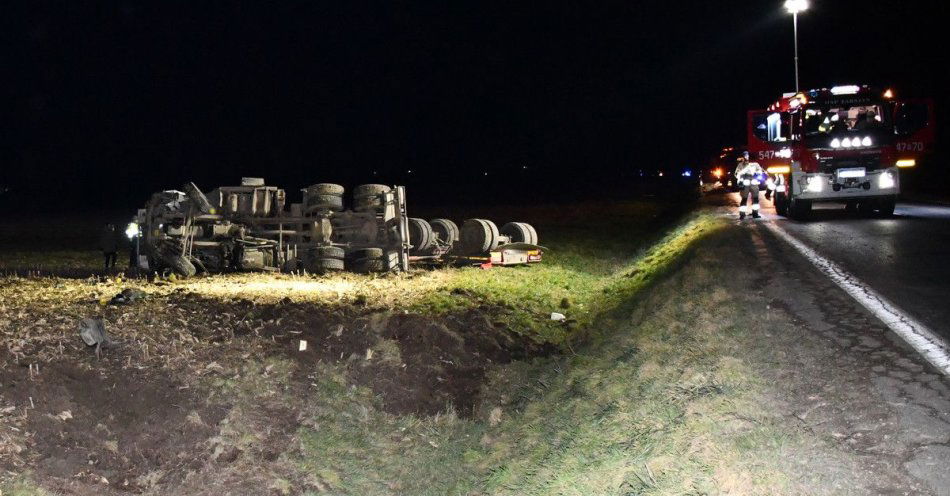 zdjęcie: Ciężarówka przewróciła się w Zarszynie. Kierowca nie żyje / fot. KPP w Sanoku