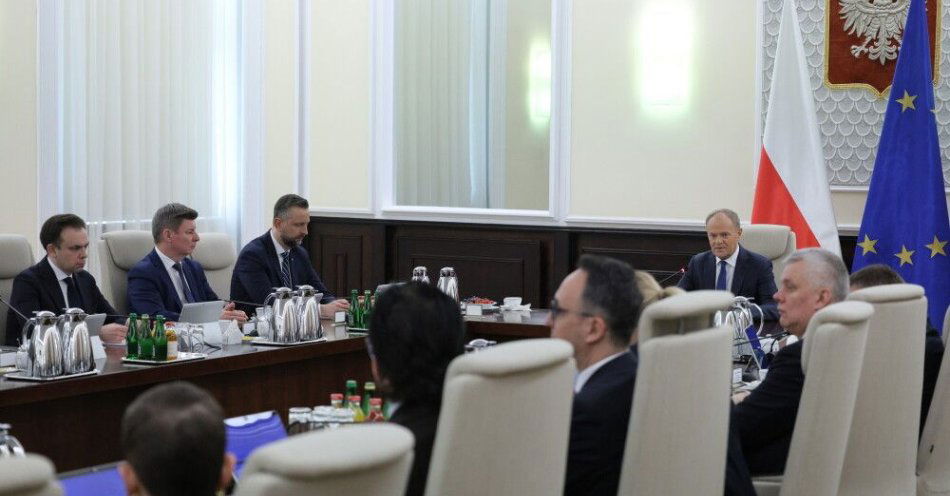 zdjęcie: W Monitorze Polskim opublikowano uchwałę Rady Ministrów ws. Programu Polska Zbrojna / Warszawa, 13.03.2026. Premier Donald Tusk (P) oraz ministrowie: finansów i gospodarki Andrzej Domański (L), obrony narodowej Władysław Kosiniak-Kamysz (3L) oraz szef KPRM Jan Grabiec (2L) na nadzwyczajnym posiedzeniu rządu w siedzibie KPRM w Warszawie, 13 bm. Posiedzenie zapowiedział w czwartek szef polskiego rządu po tym, jak prezydent Karol Nawrocki poinformował, że nie podpisze ustawy wdrażającej unijny program SAFE. (amb) PAP/Paweł Supernak