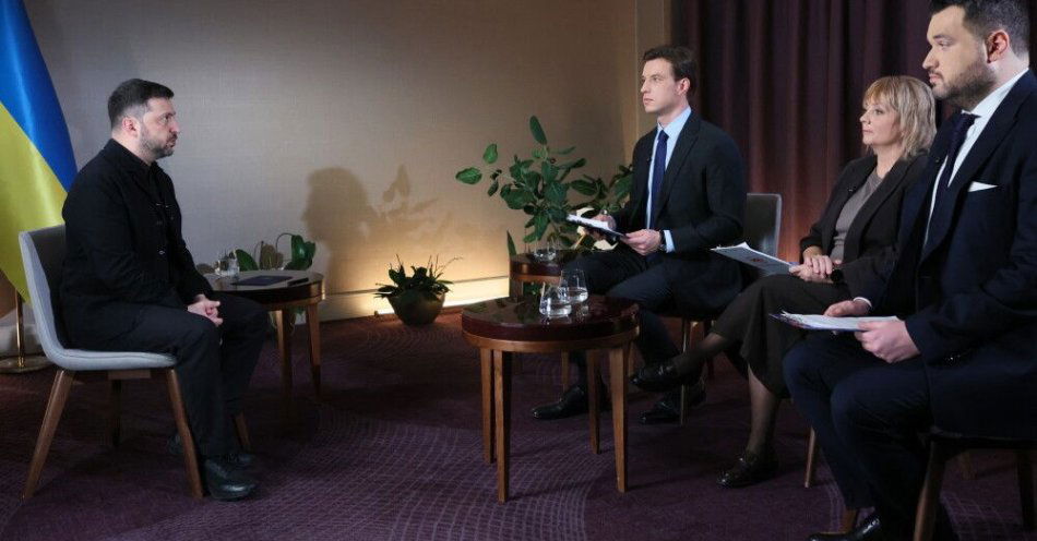 zdjęcie: Zełenski w wywiadzie dla PAP, TVP i PR: nie możemy sobie okazywać żadnej wrogości / Warszawa, 19.12.2025. Prezydent Ukrainy Wołodymyr Zełenski (L) oraz wicenaczelna PAP Zuzanna Dąbrowska (2P), reporter TVP Mateusz Lachowski (P) i dziennikarz Polskiego Radia Karol Surówka (3P) podczas wywiadu, 19 bm. w Warszawie. Odwiedzający Polskę prezydent Ukrainy Wołodymyr Zełenski udzieli 19 bm. wywiadu Polskiej Agencji Prasowej, Telewizji Polskiej oraz Polskiemu Radiu. (mr) PAP/Leszek Szymański