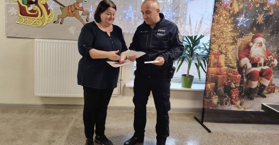 zdjęcie: Dzielnicowi kontrolują szkoły i przedszkola w powiecie / fot. KMP w Proszowicach