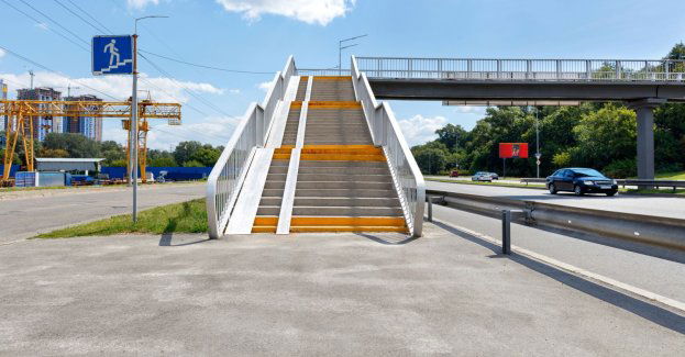 Otwarto 36-metrową kładkę nad główną ulicą wjazdową do miasta