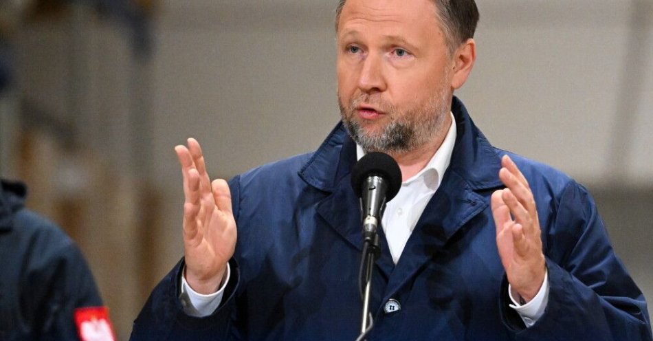zdjęcie: Szef MSWiA: budowa systemu ochrony ludności cywilnej potrwa kilka najbliższych lat / Niemce, 17.10.2025. Minister spraw wewnętrznych i administracji Marcin Kierwiński podczas konferencji prasowej na terenie składnicy Rządowej Agencji Rezerw Strategicznych w miejscowości Niemce, 17 bm. Tematem spotkania była ochrona ludności i obrona cywilna. (sko) PAP/Wojtek Jargiło