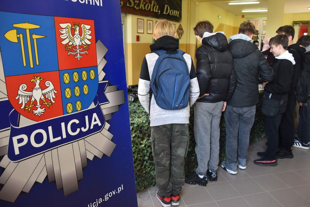 zdjęcie: Dni otwarte w II LO w Bochni promowały zawód policjanta / fot. KMP w Bochni