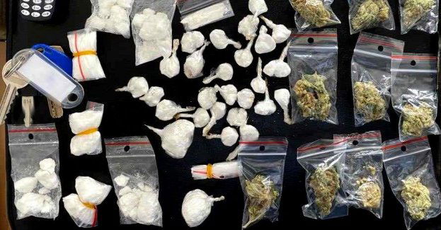 Był poszukiwany i posiadał przy sobie narkotyki. Posiedzi w więzieniu co najmniej 6 miesięcy