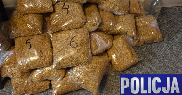 W mieszkaniu 55-latka kryminalni znaleźli 46 worków z tytoniem i 2 butelki ze spirytusem bez polskich znaków akcyzy