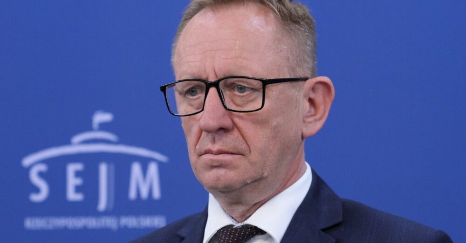 zdjęcie: Horała: jeśli Telus był odpowiedzialny za sprzedaż działki pod CPK, to nie skończy się na zawieszeniu / Warszawa, 07.05.04.2025. Poseł PiS Robert Telus na konferencji prasowej w Sejmie w Warszawie, 7 bm. (ad) PAP/Rafał Guz