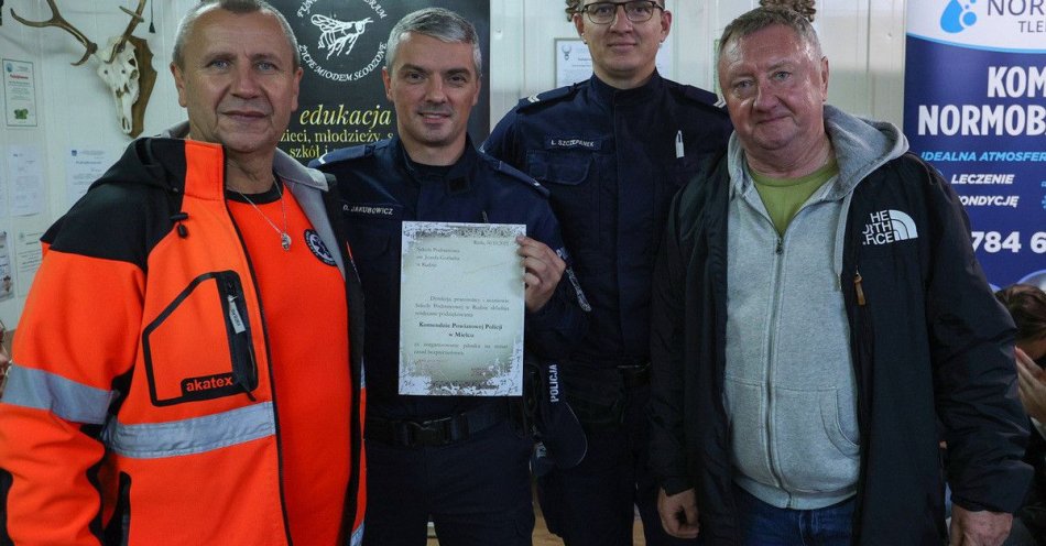 zdjęcie: Dzielnicowi edukują młodzież w Domku Myśliwskim Diana / fot. KPP w Mielcu