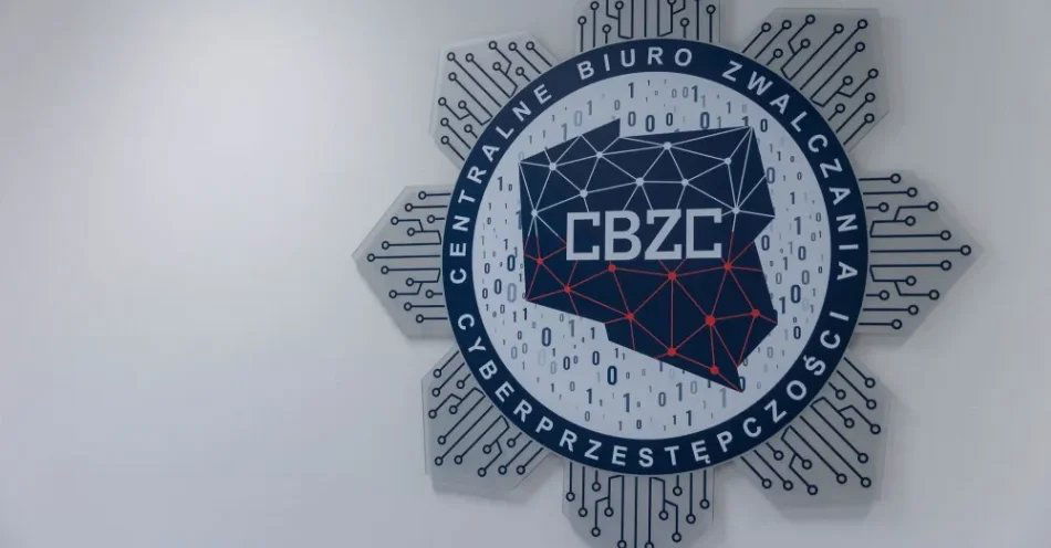zdjęcie: Policjanci z CBZC zatrzymali 23-latka, który planował zamach terrorystyczny na czołowych polskich polityków / Poznań, 14.10.2025. Na zdjęciach z 13 bm. dzień prasowy w nowej siedzibie Centralnego Biura Zwalczania Cyberprzestępczości przy ul. Taborowej w Poznaniu. (jm) PAP/Paweł Jaskółka
