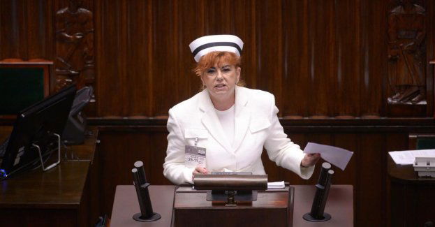 Wszystkie kluby za dalszymi pracami nad obywatelskim projektem dot. wynagrodzenia pielęgniarek