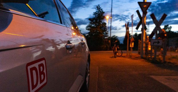 Nieuważny kierowca zablokował przejazd kolejowy