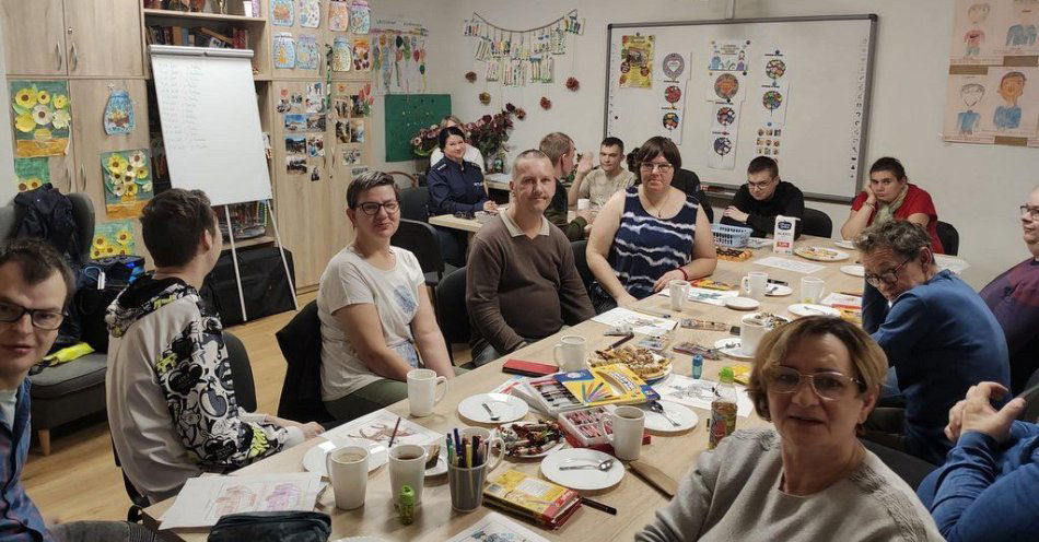 zdjęcie: Policjantki z Koronowa o cyberbezpieczeństwie i ruchu drogowym / fot. KWP w Bydgoszczy