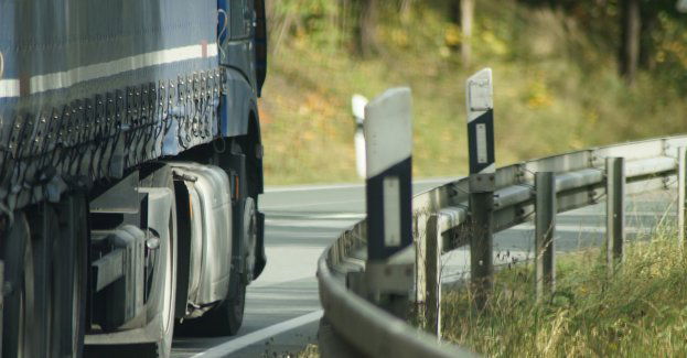Koniec utrudnień na A4 po zderzeniu samochodów osobowych i ciężarówki