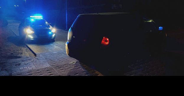 24-latek, który uciekał przed pucką drogówką, został zatrzymany ukrywając się w kanapie kolegi