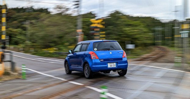 Zderzenie pociągu pasażerskiego z autem osobowym; ranny maszynista