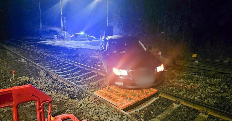 zdjęcie: Kierowca zawisł na zamkniętym przejeździe kolejowym / fot. KPP w Kamiennej Górze