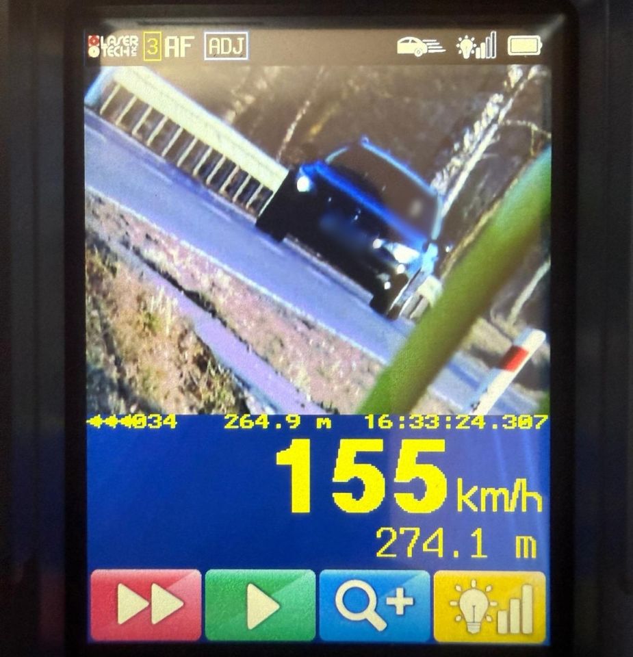 zdjęcie: Prawo jazdy zatrzymane za 155 km/h poza miastem / fot. KPP Hajnówka