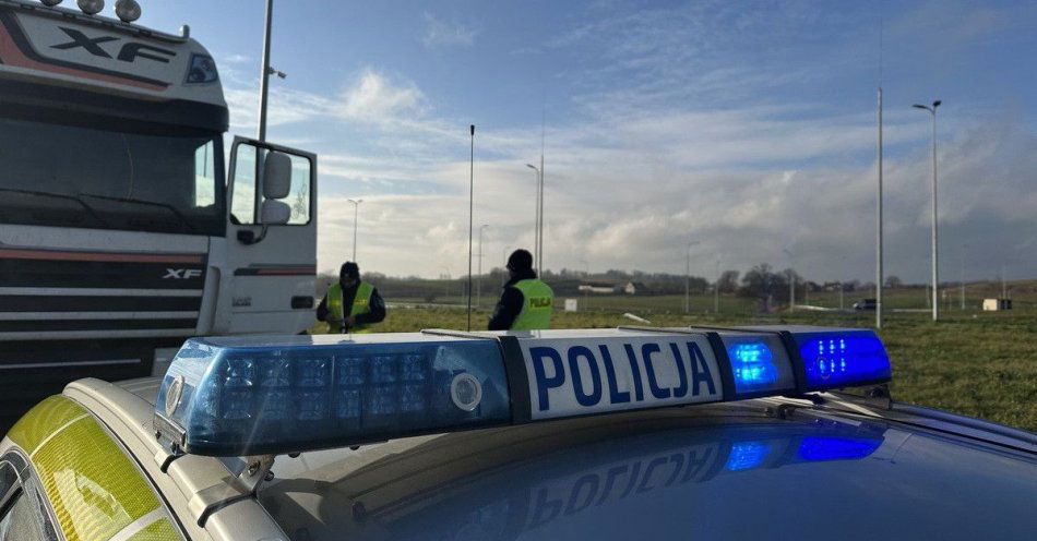 zdjęcie: S61 pod lupą policji: 74 skontrolowane ciężarówki / fot. KPP w Ełku