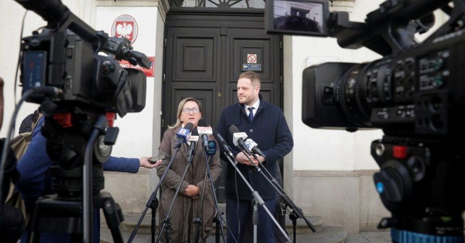 zdjęcie: Posłowie PiS krytykują działania koalicji rządzącej: chaos, brak kompetencji / Warszawa, 13.10.2025. Posłowie Prawa i Sprawiedliwości Janusz Cieszyński (P) i Józefa Szczurek-Żelazko (L) na konferencji prasowej przed gmachem Ministerstwa Zdrowia w Warszawie, 13 bm. Posłowie PiS skrytykowali obecną ekipę rządzącą zaznaczając, że dwa lata od wyborów parlamentarnych to czas „chaosu, bezradności i braku kompetencji”. (sko) PAP/Tomasz Gzell