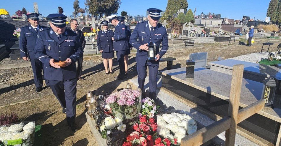 zdjęcie: Policjanci uczcili pamięć zmarłych i poległych kolegów / fot. KPP Sandomierz