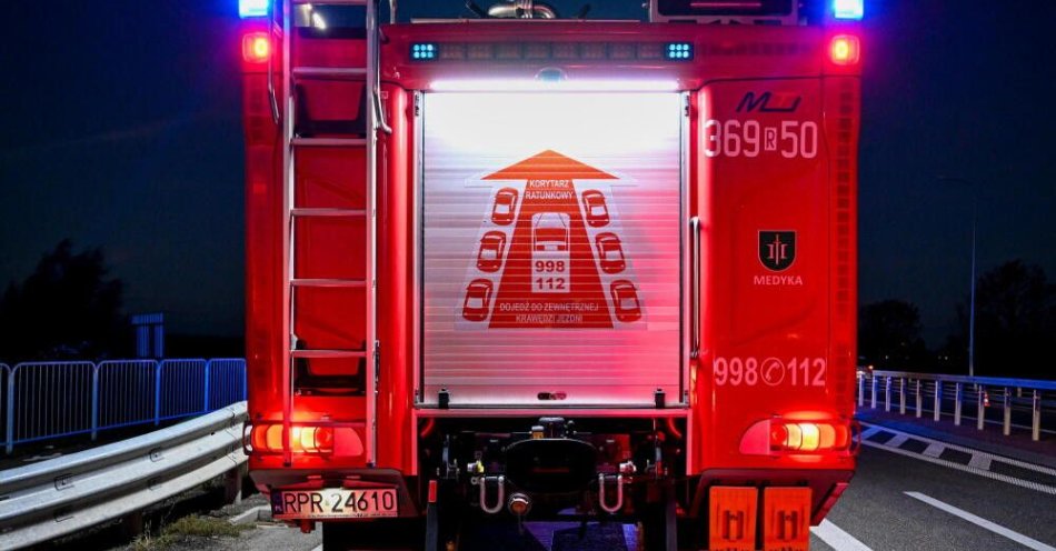 zdjęcie: PSP: ostatniej doby strażacy 86 razy interweniowali w związku z opadami śniegu / Medyka, 10.10.2024. Samochód OSP na miejscu wypadku w Medyce, 10 bm. PAP/Darek Delmanowicz