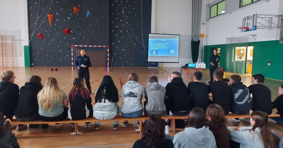 zdjęcie: Maturzyści sprawdzili się na policyjnym torze w Łowiczu / fot. KPP w Łowiczu