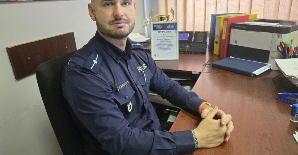 zdjęcie: Policjant na wolnym ujął poszukiwanego na przystanku / fot. KMP w Chorzowie