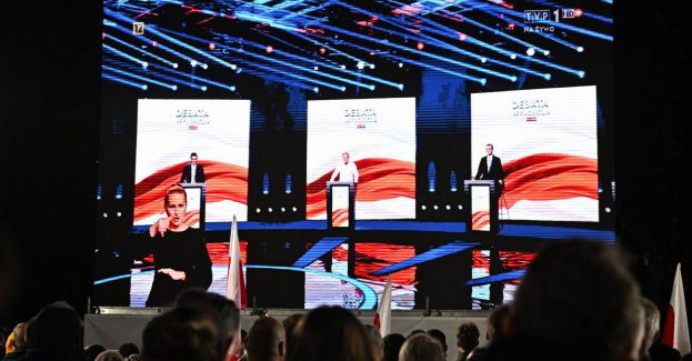 Debata w TVP głównie między M. Morawieckim i D. Tuskiem; w tle wazon od Putina i zaproszenie na debatę dla prezesa PiS