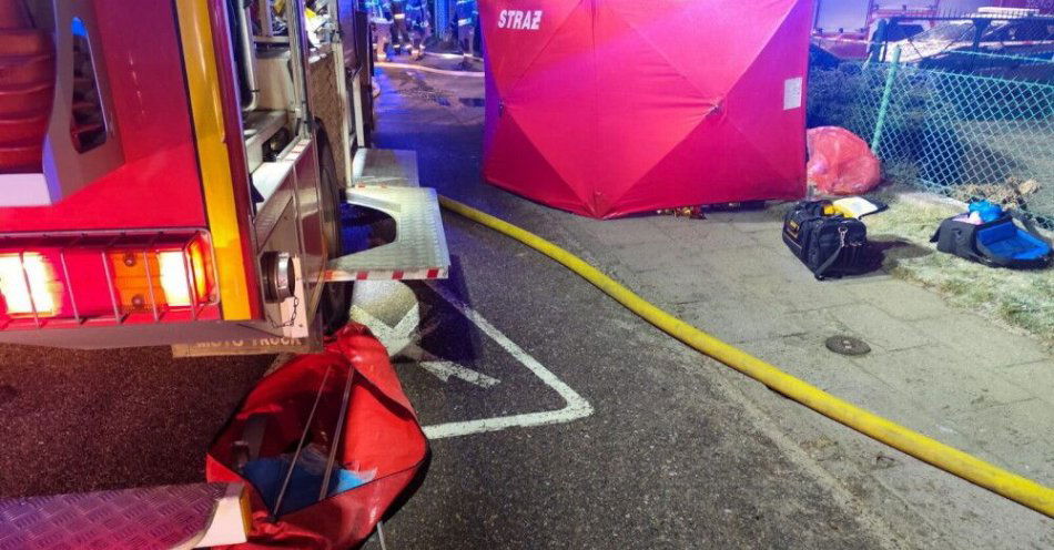 zdjęcie: Pomorskie: dwie osoby zginęły w pożarze domu w Rumi / Rumia, 23.11.2025. Miejsce pożaru domu mieszkalnego przy ul. Świętojańskiej w Rumi, 23 bm. W wyniku pożaru dwie osoby poniosły śmierć. (amb) PAP/KP PSP Wejherowo