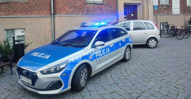 Policjant eskortował kobietę do szpitala