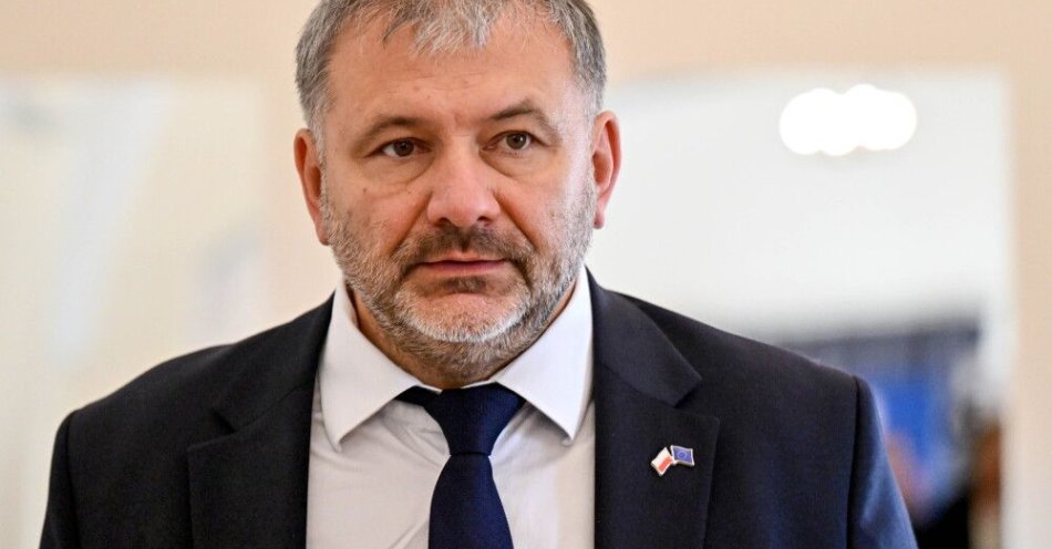 zdjęcie: Żurek o wyroku TSUE ws. małżeństw jednopłciowych: będziemy musieli w jakiś sposób wdrożyć to orzeczenie / Pińczów, 20.10.2025. Minister sprawiedliwości Waldemar Żurek na briefingu prasowym w Sali Kominkowej Pińczowskiego Samorządowego Centrum Kultury, 20 bm. Briefing podsumowuje współorganizowany przez wojewodę świętokrzyskiego Józefa Bryka projekt „Bezpieczny Senior – Świadomy Senior”. Pińczów będzie trzynastym powiatem województwa, w którym odbędzie się spotkanie dotyczące edukacji prawnej osób powyżej 60. roku życia. (aldg) PAP/Piotr Polak