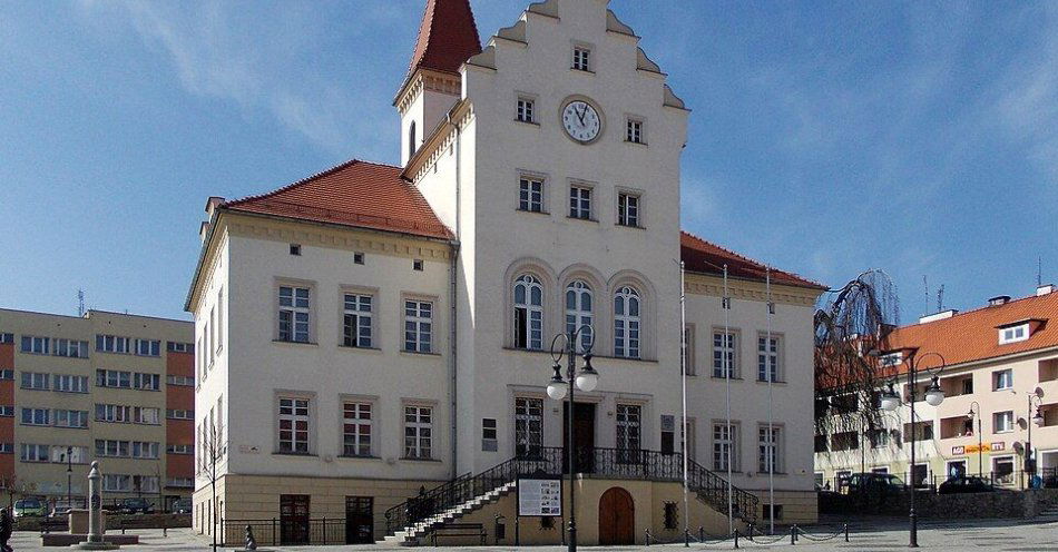 zdjęcie: Zawieszony burmistrz Trzebnicy wciąż ma klucze do urzędu / Ratusz w Trzebnicy, fot. fotopolska.eu, CC BY-SA 3.0, https://commons.wikimedia.org/wiki/File:Ratusz_w_Trzebnicy.jpg