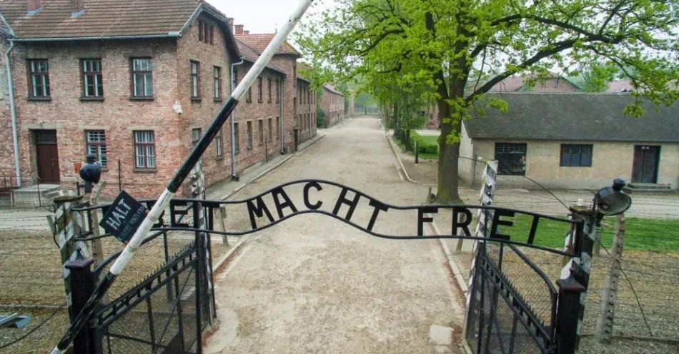 zdjęcie: Muzeum Auschwitz organizuje Akademię dla nauczycieli z Polski / Oświęcim 09.05.2016. Widok z drona na teren byłego niemieckiego nazistowskiego obozu koncentracyjnego Auschwitz-Birkenau. Od 1947 roku Państwowe Muzeum Auschwitz-Birkenau Oświęcim. sm/ meg PAP/Sławomir Mielnik