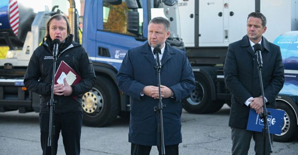 zdjęcie: Szef MSWiA: w dwa lata na budowanie populacyjnej odporności wydamy prawie 34 mld zł / Warszawa, 20.10.2025. Minister spraw wewnętrznych i administracji Marcin Kierwiński (C), prezydent m.st. Warszawy Rafał Trzaskowski (P) oraz wojewoda mazowiecki Mariusz Frankowski (L) podczas konferencji prasowej na terenie Stacji Uzdatniania Wody „Filtry” w Warszawie, 20 bm. Temat: ochrona ludności i obrona cywilna. (sko) PAP/Marcin Obara