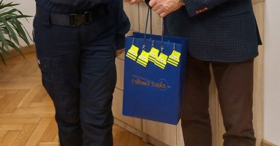 zdjęcie: Jabłonna Lacka rozdaje odblaski mieszkańcom / fot. KPP w Sokołowie Małopolskim