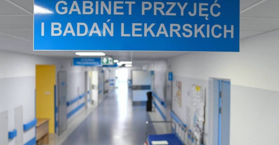 zdjęcie: GIS: szczyt zachorowań na grypę nastąpi w ciągu najbliższych dwóch tygodni / Przemyśl, 08.10.2021. Koronawirus w Polsce. Wojewódzki Szpital w Przemyślu, 8 bm. W związku z sytuacją epidemiczną w kraju od dzisiaj w placówce obowiązuje zakaz odwiedzin pacjentów. (ibor) PAP/Darek Delmanowicz