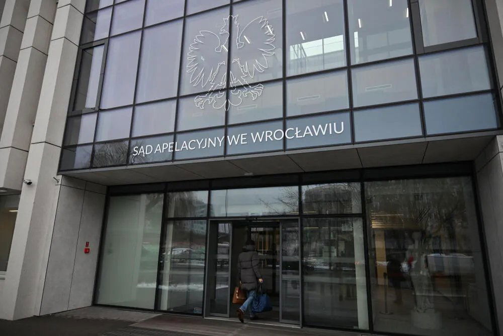 zdjęcie: Sąd obniżył karę dla Marcina G. oskarżonego o zabójstwo pięciomiesięcznego syna / Wrocław, 18.02.2026. Siedziba Sądu Apelacyjnego we Wrocławiu, 18 bm. Rozpoczyna się rozprawa odwoławcza ws. siedmiu osób oskarżonych po śmierci 25-letniego obywatela Ukrainy we Wrocławskim Ośrodku Pomocy Osobom Nietrzeźwym. Do zdarzenia doszło w lipcu 2021 r. Na ławie oskarżonych zasiedli czterej byli policjanci, trzej opiekunowie, lekarz i kierownik zmiany Ośrodka. W czerwcu 2024 r. Wrocławski Sąd Okręgowy skazał oskarżonych na kary od 1,5 roku do pięciu lat więzienia. (doro) PAP/Maciej Kulczyń
