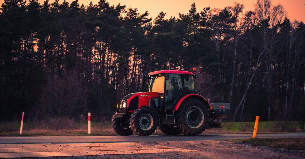 Areszt dla traktorzysty, który po pijanemu wjechał w bmw; 4 osoby w szpitalu