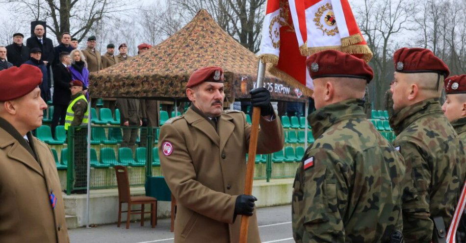 zdjęcie: Płk Piotr Gołos dowódcą 25. Brygady Kawalerii Powietrznej / Tomaszów Mazowiecki, 15.12.2025. Przekazujący obowiązki - generał brygady Tomasz Białas (L) oraz obejmujący obowiązki
- pułkownik Piotr Gołos (2L) podczas uroczystości przekazania obowiązków Dowódcy 25. Brygady Kawalerii Powietrznej, 15 bm. na terenie kompleksu wojskowego w Tomaszowie Mazowieckim. (ad) PAP/Marian Zubrzycki