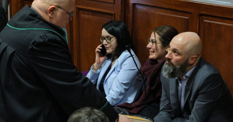 zdjęcie: Obrona kwestionuje prawidłowość składu orzekającego w sprawie dotacji dla Fundacji Profeto / Warszawa, 21.01.2026. Oskarżeni: ksiądz Michał Olszewski (P), Karolina K. (2L) i Urszula D. (2P) oraz jeden z obrońców księdza Michała Olszewskiego adw. Krzysztof Wąsowski (L) w Sądzie Okręgowym w Warszawie, 21 bm. W sądzie rozpoczął się proces duchownego, prezesa Fundacji Profeto, ksiądza Michała Olszewskiego oraz innych osób, w tym byłych urzędniczek Ministerstwa Sprawiedliwości, w sprawie ustawiania konkursów na dotacje środków z Funduszu Sprawiedliwości. (sko) PAP/Paweł Supernak *** UWAGA!!!