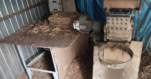 Policjanci zabezpieczyli nielegalny tytoń oraz maszynę do jego cięcia.