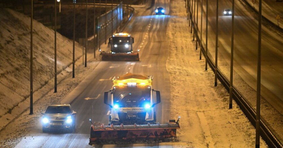zdjęcie: Trudne warunki pogodowe w kraju, w środę rano kolejne posiedzenie sztabu kryzysowego / Gdańsk, 31.12.2025. Na zdjęciu z 30 bm. nieodśnieżona obwodnica Trójmiasta w Gdańsku. W Polsce panuje trudna sytuacja pogodowa. W nocy z 30 na 31 grudnia 2025 r. prognozowane są zawieje, zamiecie śnieżne i silny wiatr, co przekłada się na trudne warunki drogowe, możliwe przerwy w dostawie prądu. (sko) PAP/Andrzej Jackowski